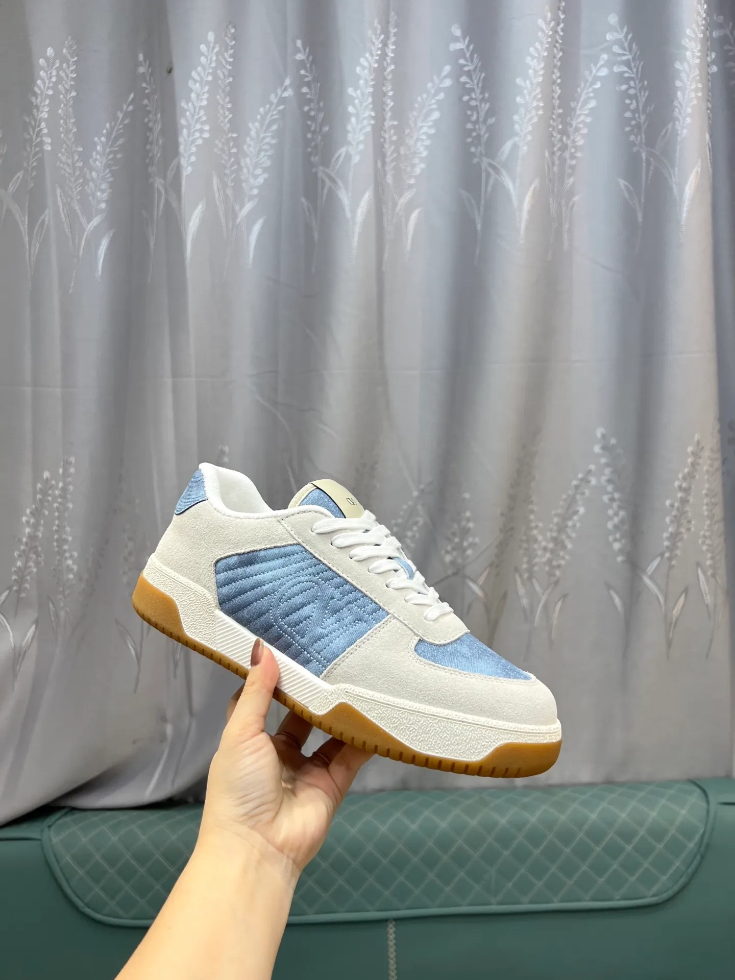 Men's shoes 💰720 VALENTINO Valentino 2025 popular casual sports shoes! 👍Fabric: Original custom punched + full-grain cowhide 👍Feet: cowhide + V-mark special injection insole (original 1:1) 👍Outsole: TPR+raw rubber combination wear-resistant outsole 👍Packaging: original beige full set of noble counter packaging 👍Code number: women's 35-41, men's 38-45 women's 40.41 men's 45.46 customized